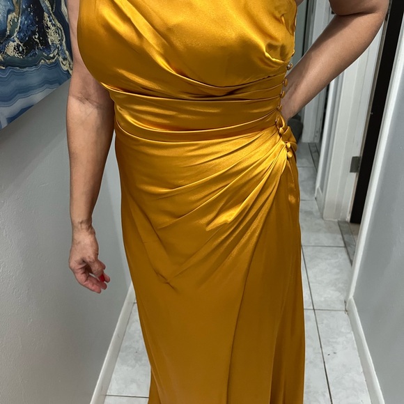 David Bridal GALINA SIGNATURE Charmeuse Draped One-Shoulder Dress size 10 - Picture 4 of 11